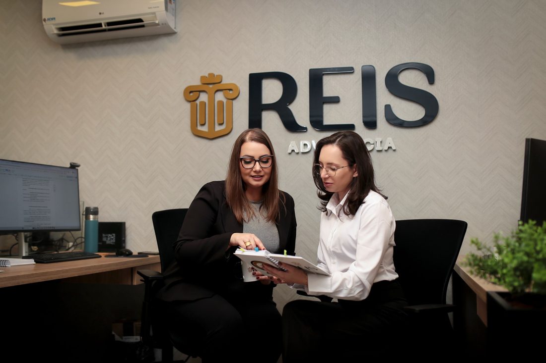 Equipe da Reis Advocacia analisando documentos