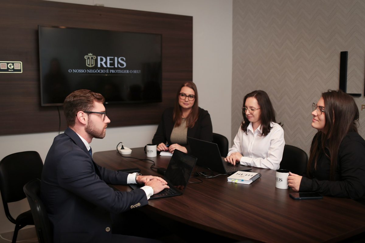 Equipe da Reis Advocacia reunida no escritório